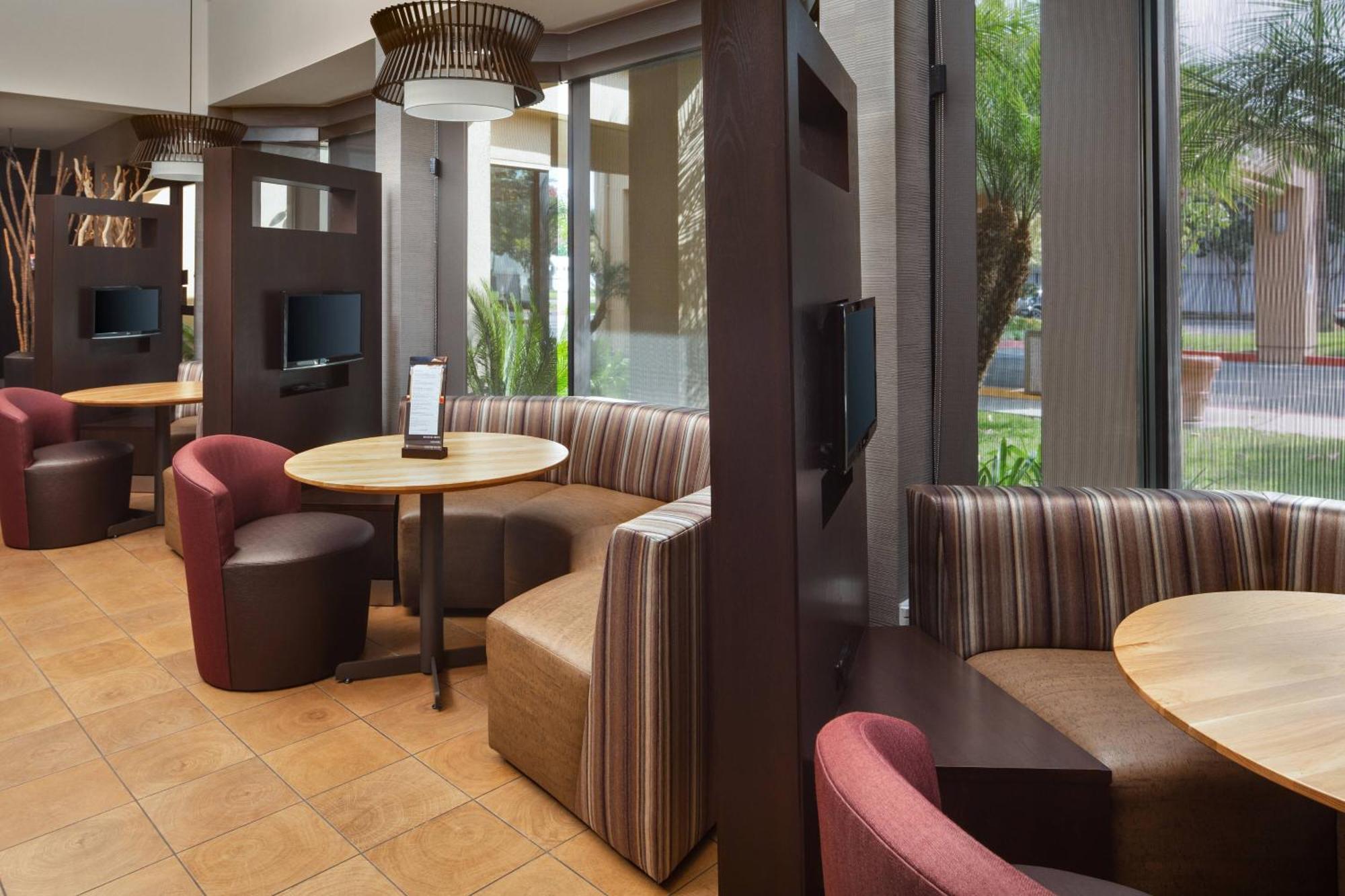 Отель Courtyard Costa Mesa South Coast Metro Санта-Ана Экстерьер фото