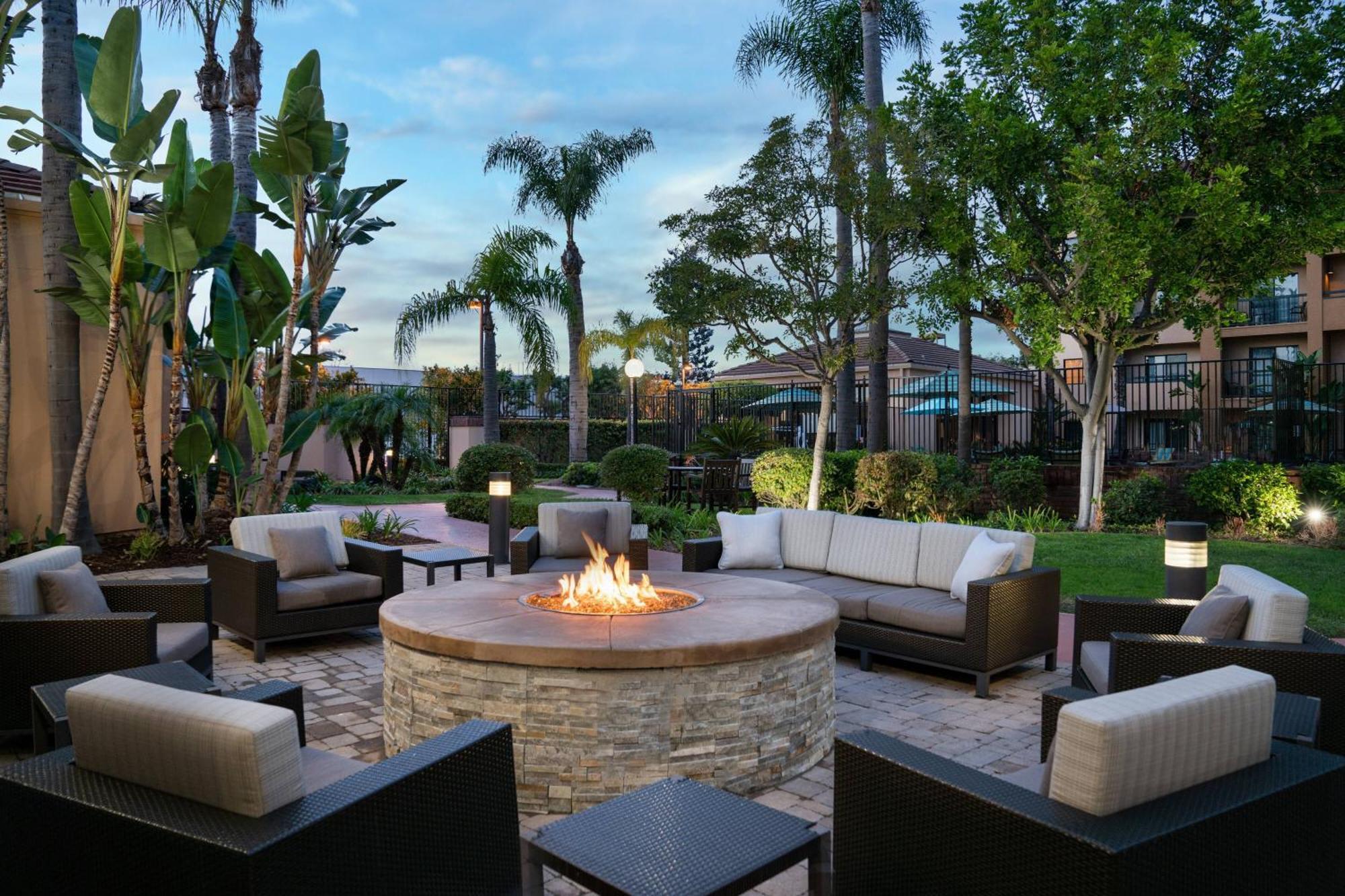 Отель Courtyard Costa Mesa South Coast Metro Санта-Ана Экстерьер фото